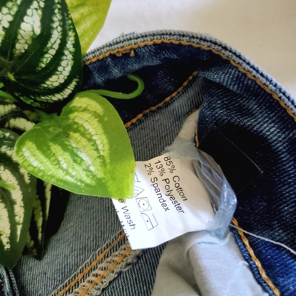 Raw Hem Flare Leg Jeans - Picture 5 of 8